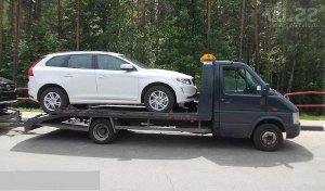 Эвакуация белого автомобиля