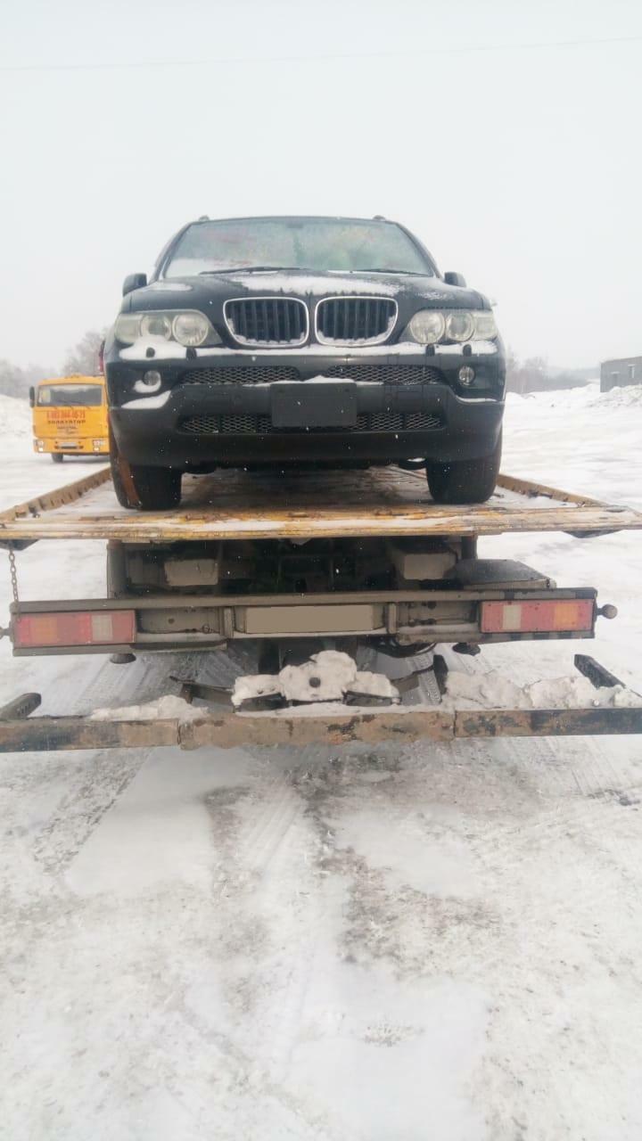 Фото BMW на платформе эвакуатора