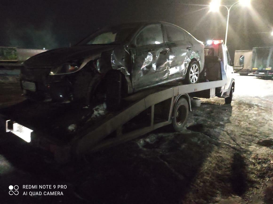 Фото перевозки авто после ДТП на эвакуаторе в Кемерово